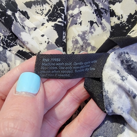 Soma Intimates Jersey Knit Faux Wrap V Neck Soft Dress Black Cream Abstract Sz M - Picture 8 of 10